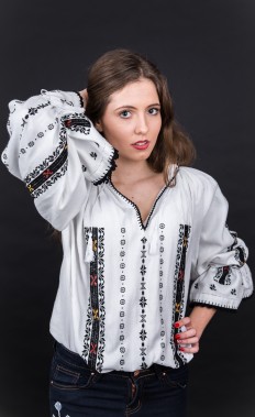 IE femei maneca lunga brodata cu negru, galben si rosu